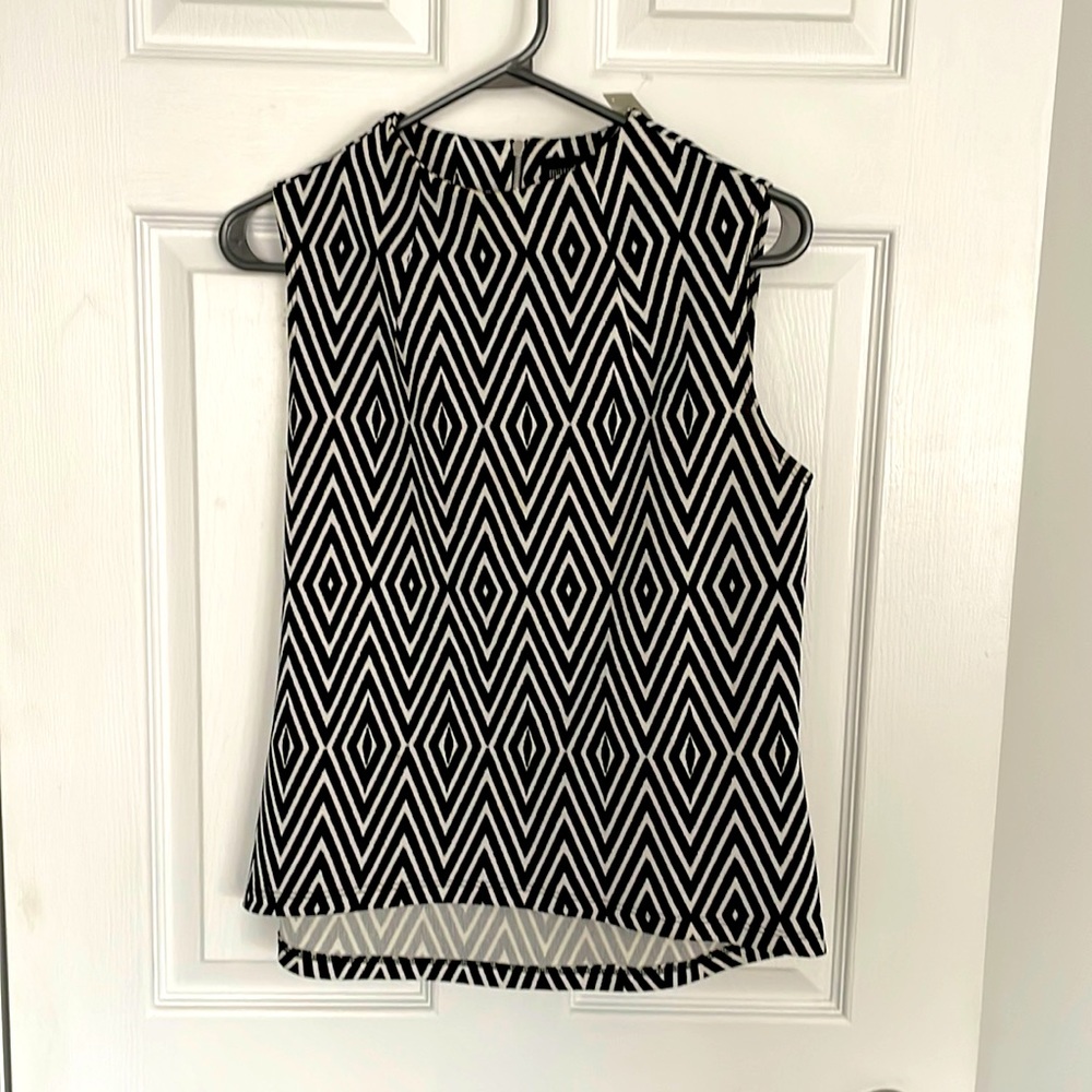 Geometric sleeveless black and white top size small
